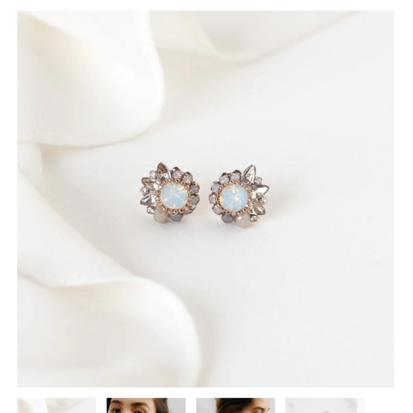 Flower opalescent stones, stud earrings. - Picture 1 of 2